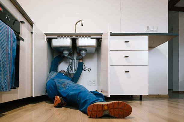 Professional Emergency Plumber technician working in Alma, KS
